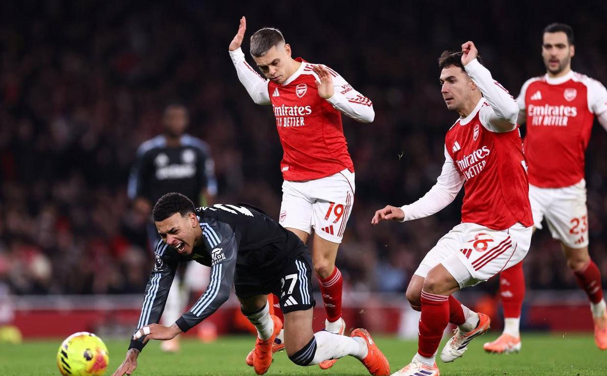 英超惊心动魄，一夜两大豪门爆冷，争冠黑马11连胜被终结